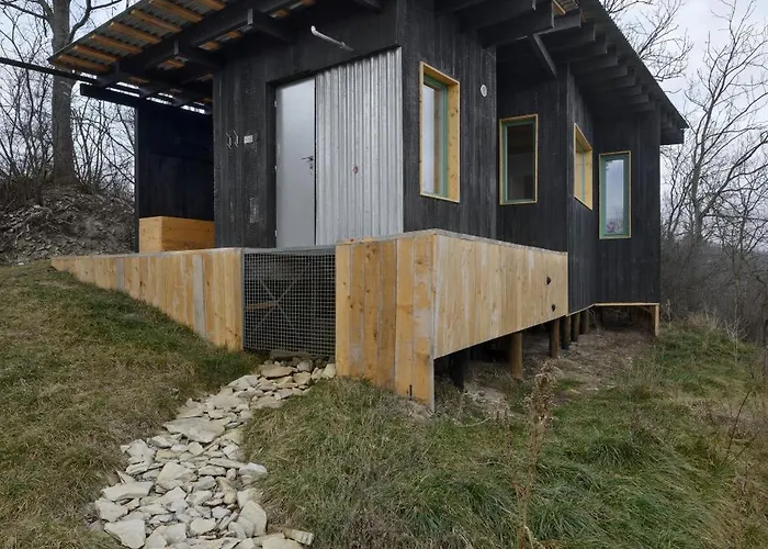 別荘 Veritas Beyond Glamping Hošťka